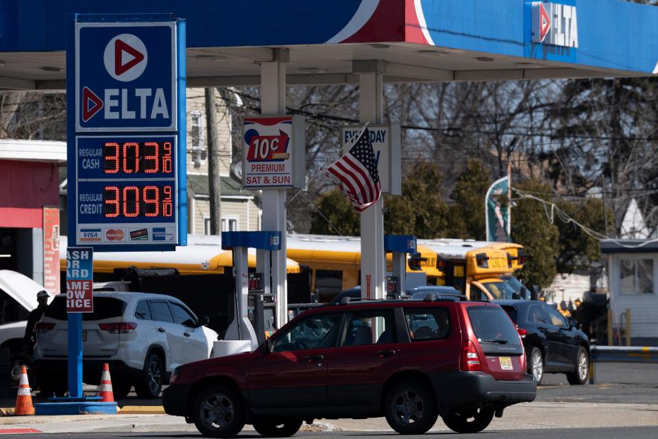 12 de marzo de 2024, Elmwood Park, NJ; Los precios de gasolina en Delta en Broadway en Elmwood Park.