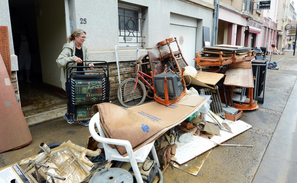 Une habitante dépose le mobilier de sa maison inondée par les fortes pluies qui se sont abattues dans la région nancéenne. AFP