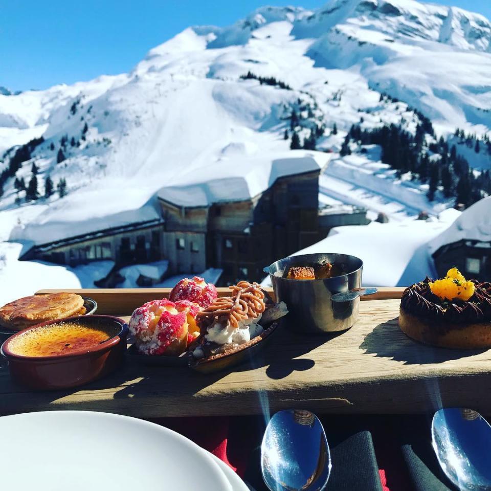 <p>JoeyStarr et Karine Le Marchand sont partis passer quelques jours sur les pistes de ski et ont posé côte à côte. Crédit photo : Instagram joeystar_r_dah_punkfunkhero </p>