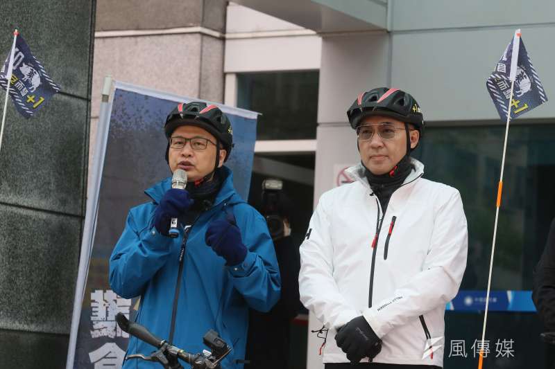 20210112-國民黨主席江啟臣(右)與台北市議員羅智強(左)12日出席為食安而騎-反萊豬「公投連署，縱騎台灣」活動。(柯承惠攝)