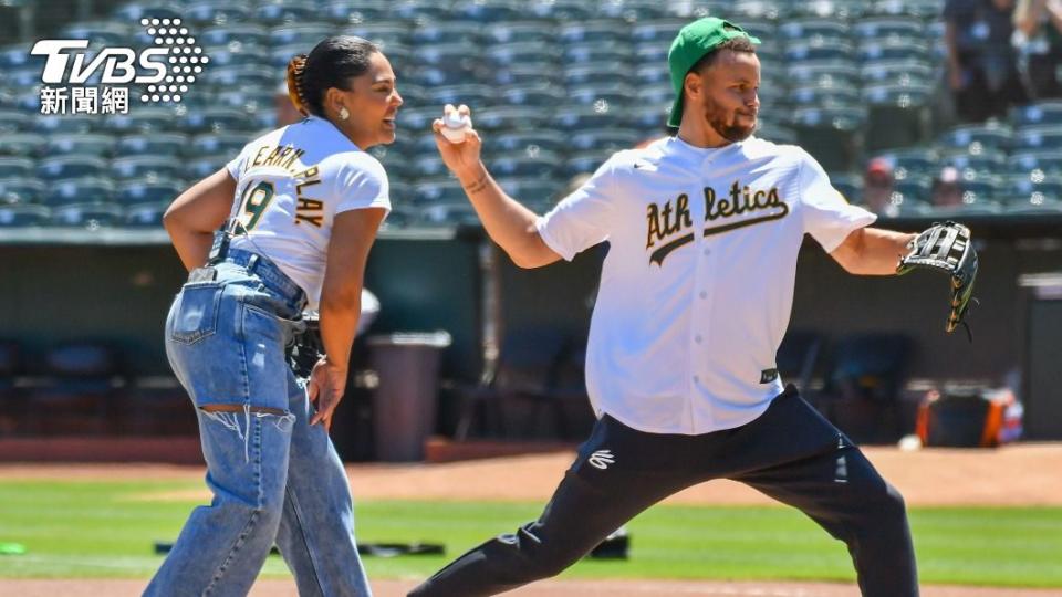 柯瑞（Stephen Curry）與太太艾雅莎（Ayesha Curry），獲邀運動家球場開球。（圖／達志影像美聯社）