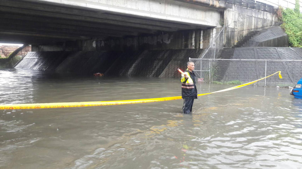 梅雨鋒面抵台，中央氣象局發出豪雨特報，要18縣市注意防災。高雄市岡山區嘉興里往阿蓮區的台19線水深及膝，市府緊急封路警戒，防範民眾誤闖。（民眾提供） 