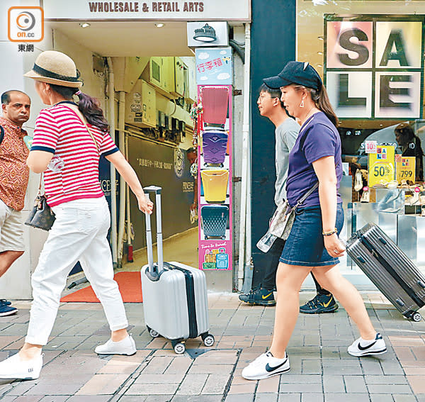 反修例示威持續，本港旅遊業首當其衝，本月訪港旅客大跌。