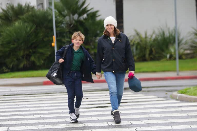 Jennifer Garner llevando a su hijo Samuel al colegio en una mañana fría y lluviosa