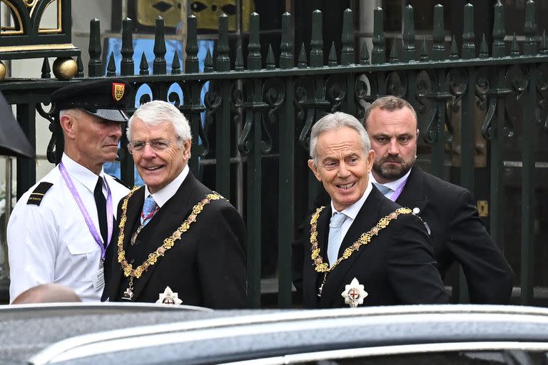 Los ex primeros ministros británicos John Major y Tony Blair llegan a la Abadía de Westminster, en el centro de Londres, el 6 de mayo de 2023, antes de la coronación del rey Carlos III de Gran Bretaña y de la reina consorte Camilla. (Foto de Paul ELLIS / AFP