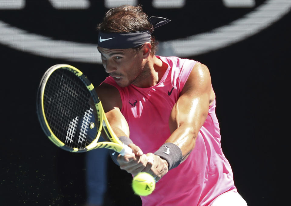 El tenista español Rafael Nadal devuelve una bola a su compatriota Pablo Carreño en su partido de tercera ronda en el Abierto de Australia, en Melbourne, Australia, el 25 de enero de 2020. (AP Foto/Dita Alangkara)