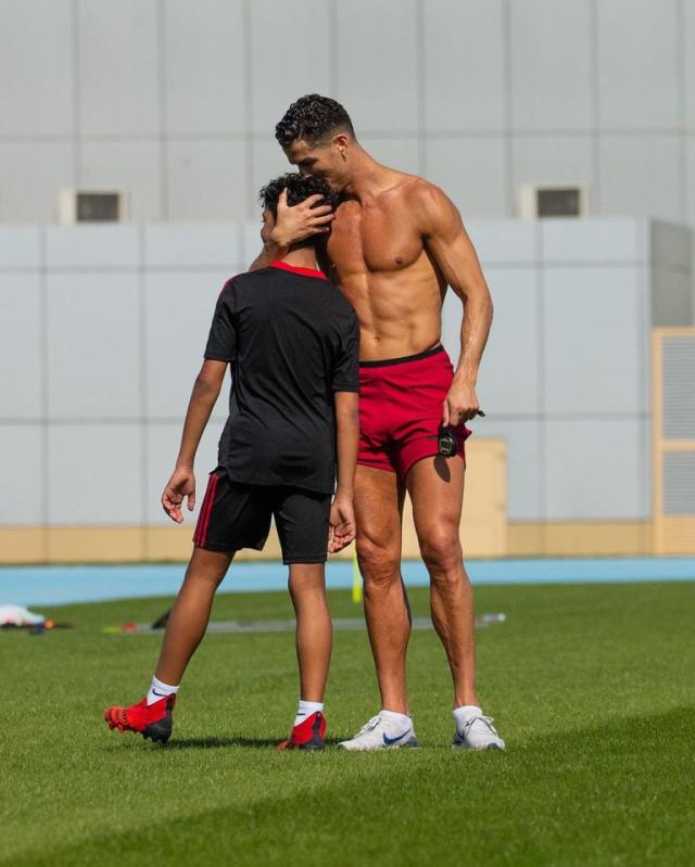 El hijo de Cristiano Ronaldo ya modela sin camisa, igualito a su papá  (FOTOS)
