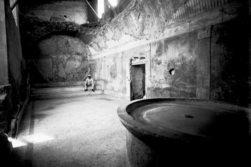 龐貝古城公共浴室的一景，攝於1895年（Wikipedia/Public Domain）