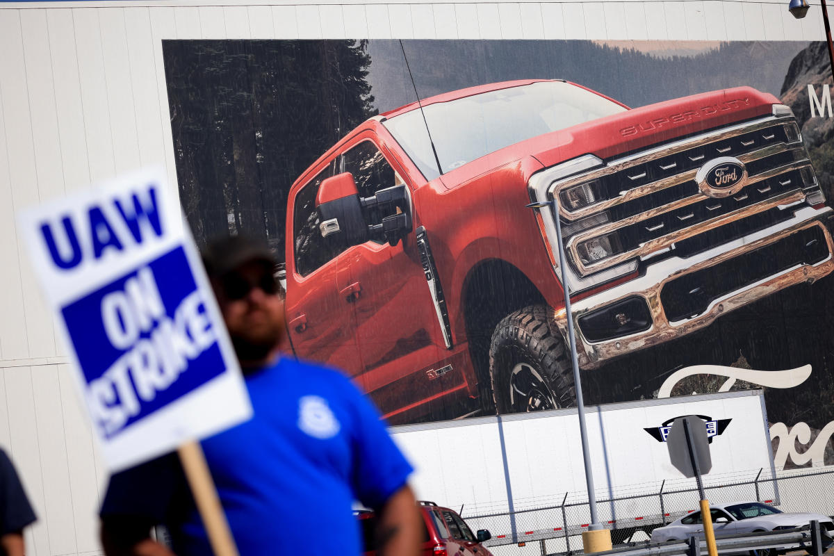 Ford Shares Fall After Reinstating Guidance Following UAW Strike