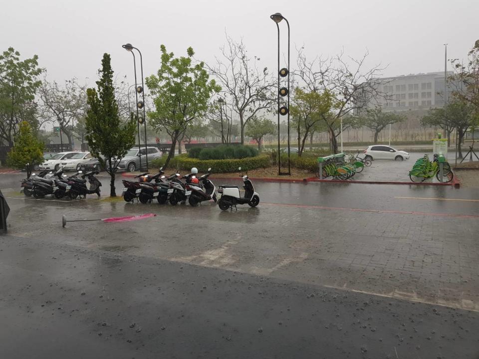 中央氣象局針對「台中市、南投縣」發布大雷雨即時訊息，提醒民眾外出注意。   圖：閻芝霖/提供