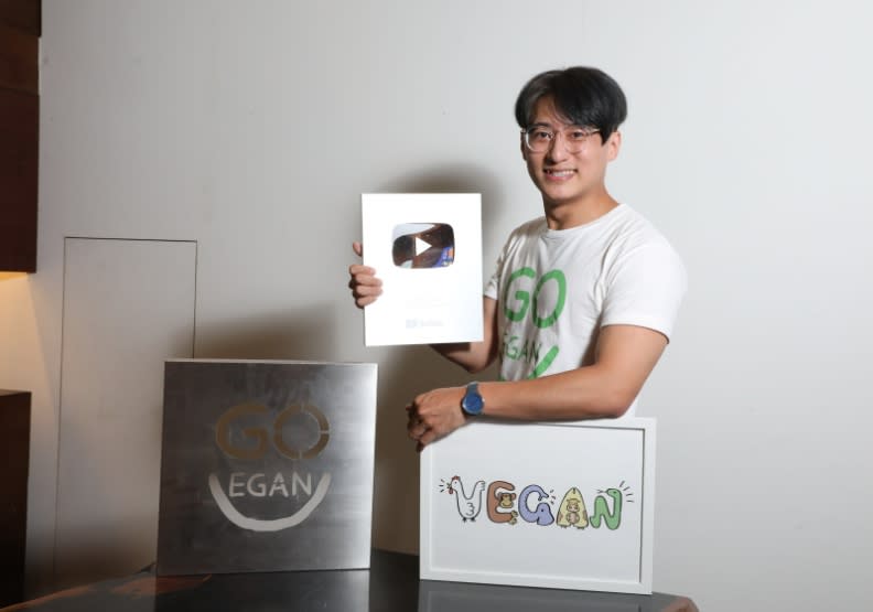 白龍經營《夠維根Go Vegan》頻道七年，他在大四時，以動畫〈五分鐘告訴你什麼是純素〉一戰成名，成為台灣第一個以素食為主題的YouTuber。蘇義傑攝