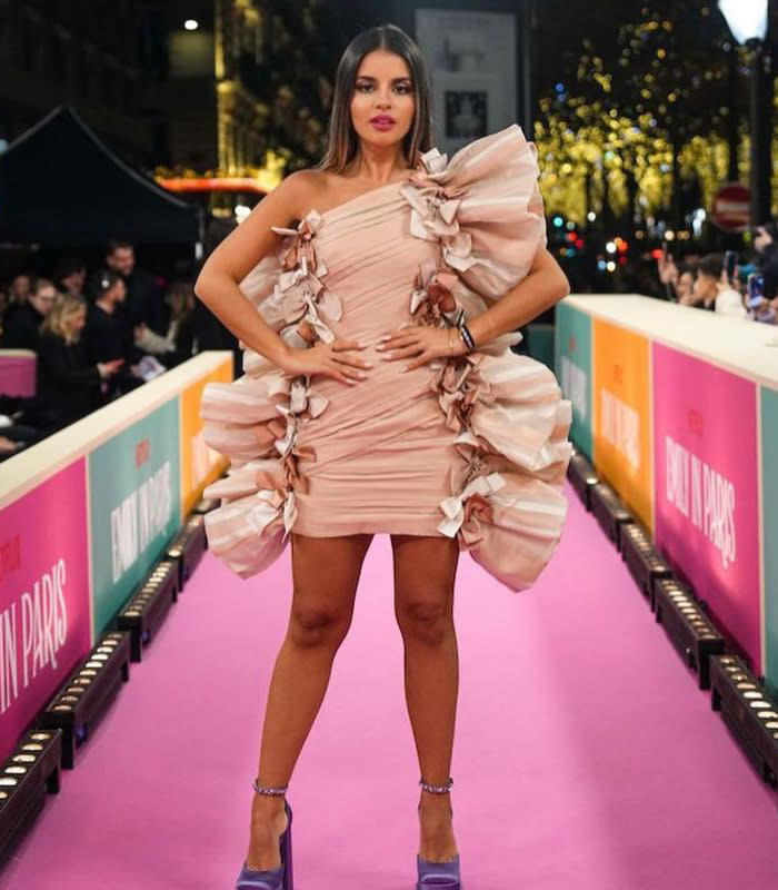 Natalia Osona en la premier mundial de la tercera temporada de Emily in Paris