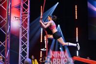 Arleen Schüßler (28) ist die amtierende "Last Woman Standing", ein Star der deutschen Ninja-Warrior-Szene - und war natürlich Favoritin. Mit dem Druck kam die Markenbotschafterin für Ninja-Hindernisse locker klar. Sie scheiterte erst am Klacker und zog als beste Frau ins Halbfinale. Das bedeutete auch: Jekatherina schied leider aus. (Bild: TVNOW / Markus Hertrich)