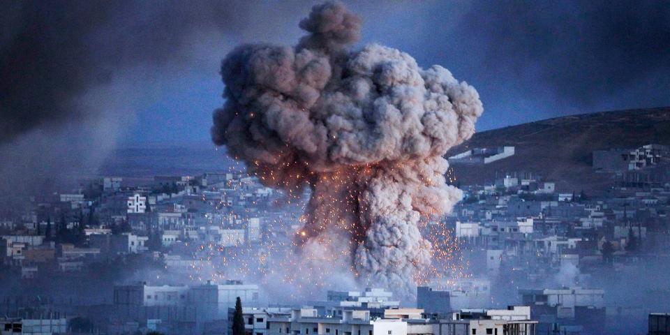 Nach einer Explosion steigt im Oktober 2014 eine Rauchwolke über die syrische Grenzstadt Kobane auf. Um den Ort war im Herbst 2014 ein erbitterter Kampf zwischen sogenanntem Islamischen Staat und Kurden entbrannt.