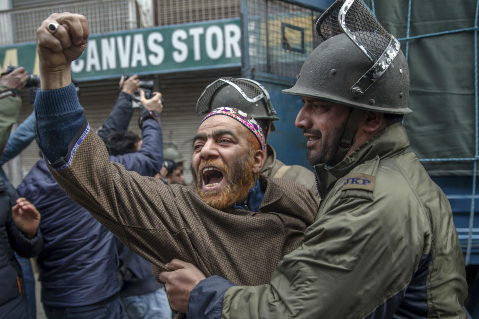 <p>Ein Unterstützer der All Parties Hurriyat Conference (APHC) im indischen Srinagar skandiert während eines Protests anlässlich des Todestages des Separatistenführers Maqbool Bhat Pro-Friedensparolen, während er von einem Polizisten festgenommen wird. Die Polizei verhängte eine Ausgangssperre über manche Teile der Stadt im indisch kontrollierten Kashmir, um anti-indischen Protesten vorzubeugen. (Bild: AP Photo/Dar Yasin) </p>