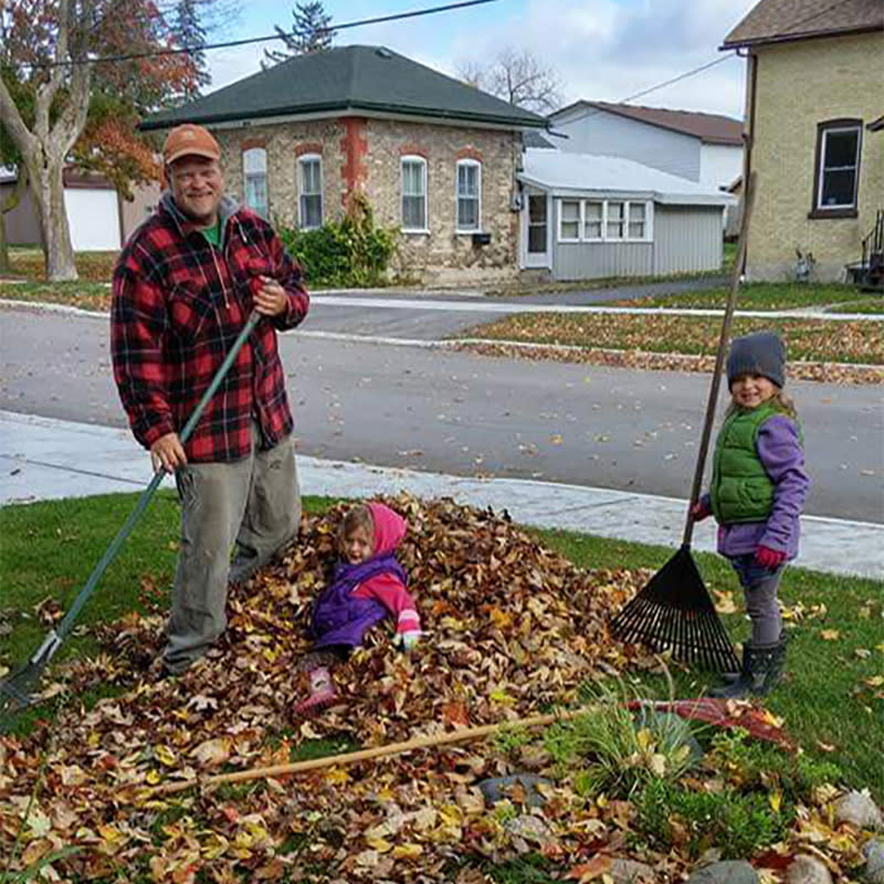 Jerry "Ched" Dunham with his daughters. Image courtesy of Krista Lambier. 