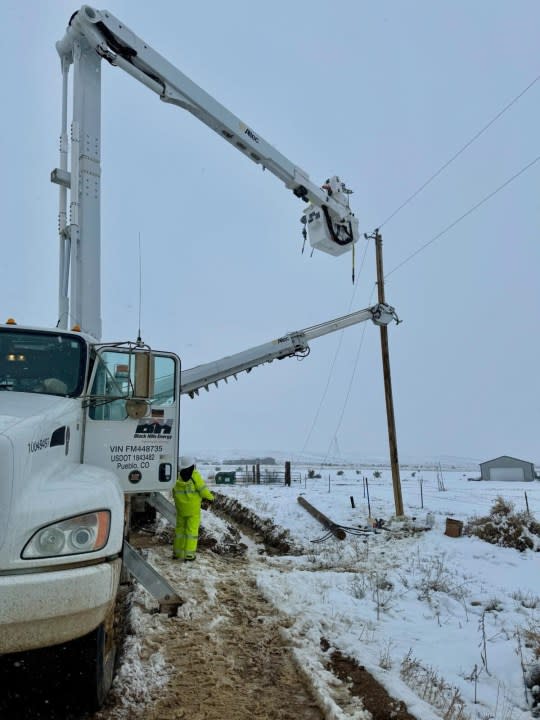 Crews work to restore power in mountain communities