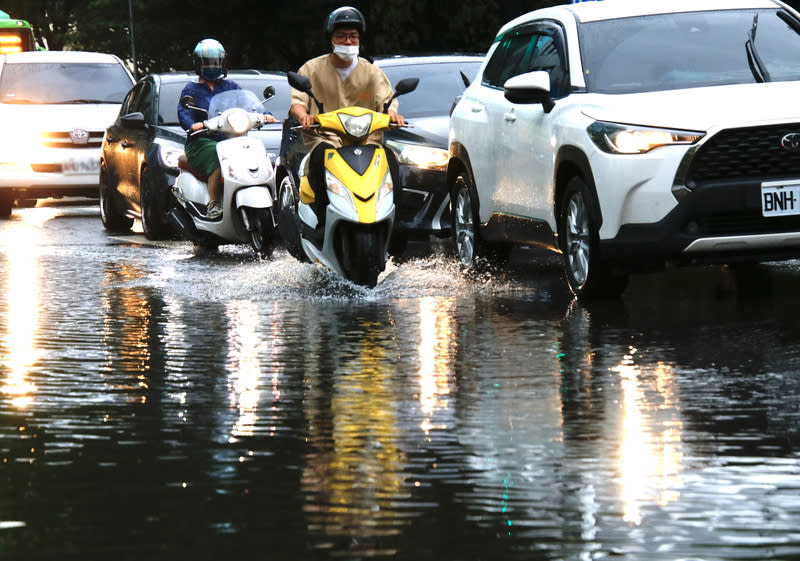 高雄強降雨致道路積水（2） 鋒面通過，中央氣象署25日持續針對多個縣市發布豪 雨或大雨特報，其中高雄地區有局部豪雨發生機率， 提醒民眾留意。圖為高雄民眾騎車行經雨後積水路 段。 中央社記者董俊志攝  113年4月25日 