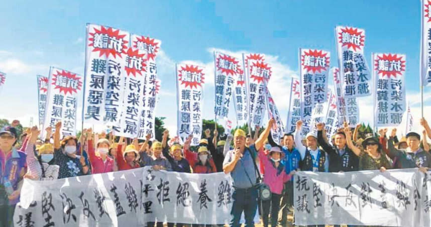 高平里居民群起抗議當地興建養雞場。（圖／呂筱蟬攝）