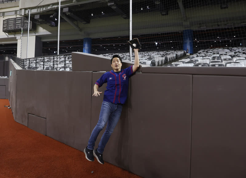 台北市長蔣萬安（圖）27日開箱台北大巨蛋，親自戴上棒球手套，測試球員撲接高飛球時撞上防護墊的感覺。（中央社）