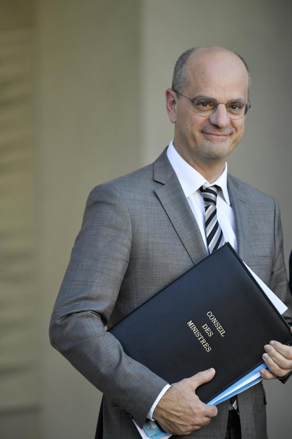 El ministro francés de Educación, Jean-Michel Blanquer, ha anunciado que la intención del Gobierno es que el próximo curso los alumnos de entre 6 y 15 años no puedan usar el móvil mientras estén en el colegio o instituto. (Foto: EFE/JULIEN DE ROSA)