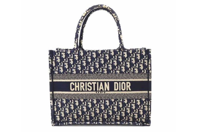 El bolso Christian Dior que exhibió Agus Gandolfo tiene un precio en los sitios de comercio electrónico que va de los US$2500 a los US$5500