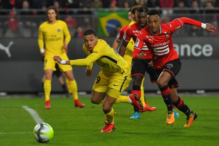 Rennes defender Mexer (R) vies with Paris Saint-Germain forward Kylian Mbappe on December 16, 2017, at the Roazhon Park, in Rennes, northwestern France