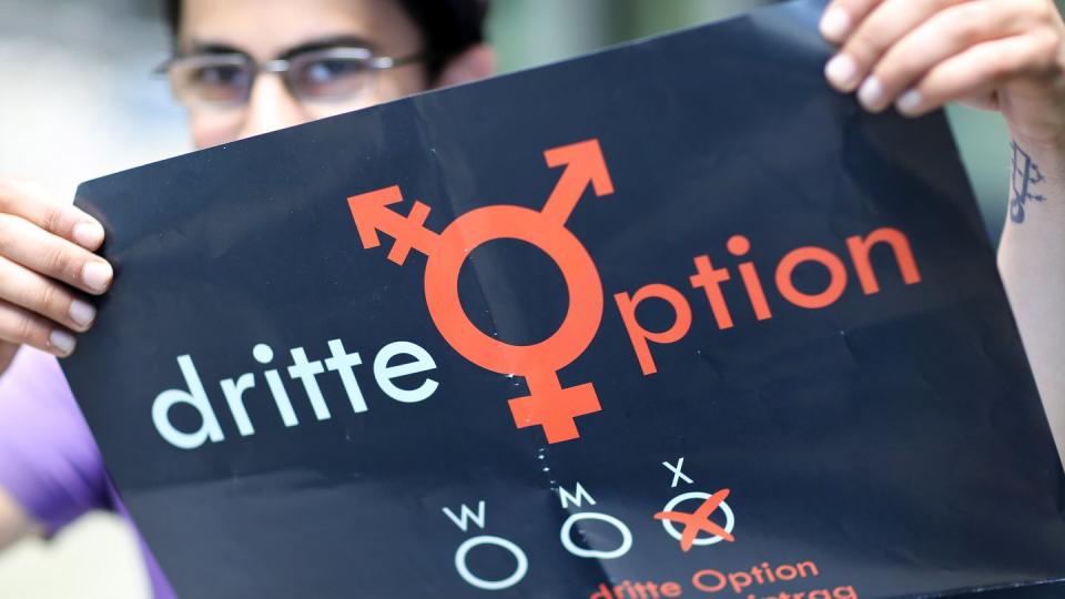 Die intersexuelle Vanja steht mit einem Plakat für eine dritte Option. Der neue Geschlechtseintrag ist in deutschen Großstädten bislang wenig nachgefragt. Foto: Jan Woitas