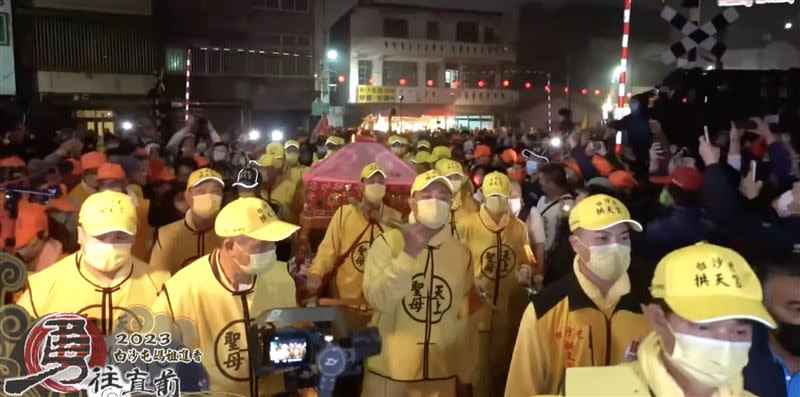 白沙屯媽祖會先到白沙屯車站和內島里擇戲台地。（圖／寶島神很大）