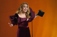 Adele recibe el premio a mejor interpretación pop solista por "Easy On Me" en la 65a entrega anual del Grammy el domingo 5 de febrero de 2023, en Los Angeles. (Foto AP/Chris Pizzello)