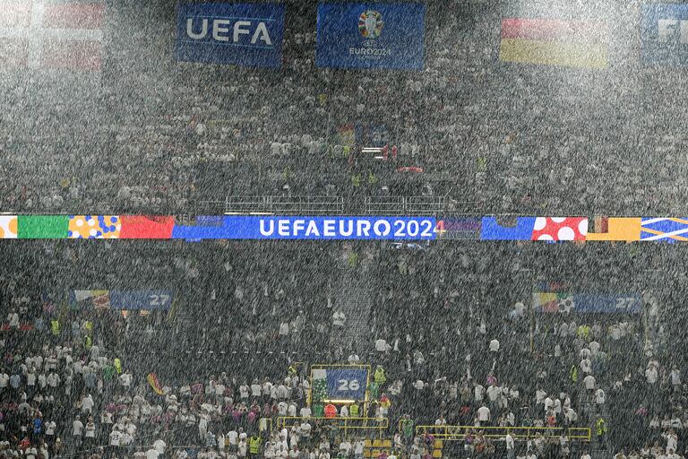 La lluvia, protagonista en el BVB Stadion en Dortmund