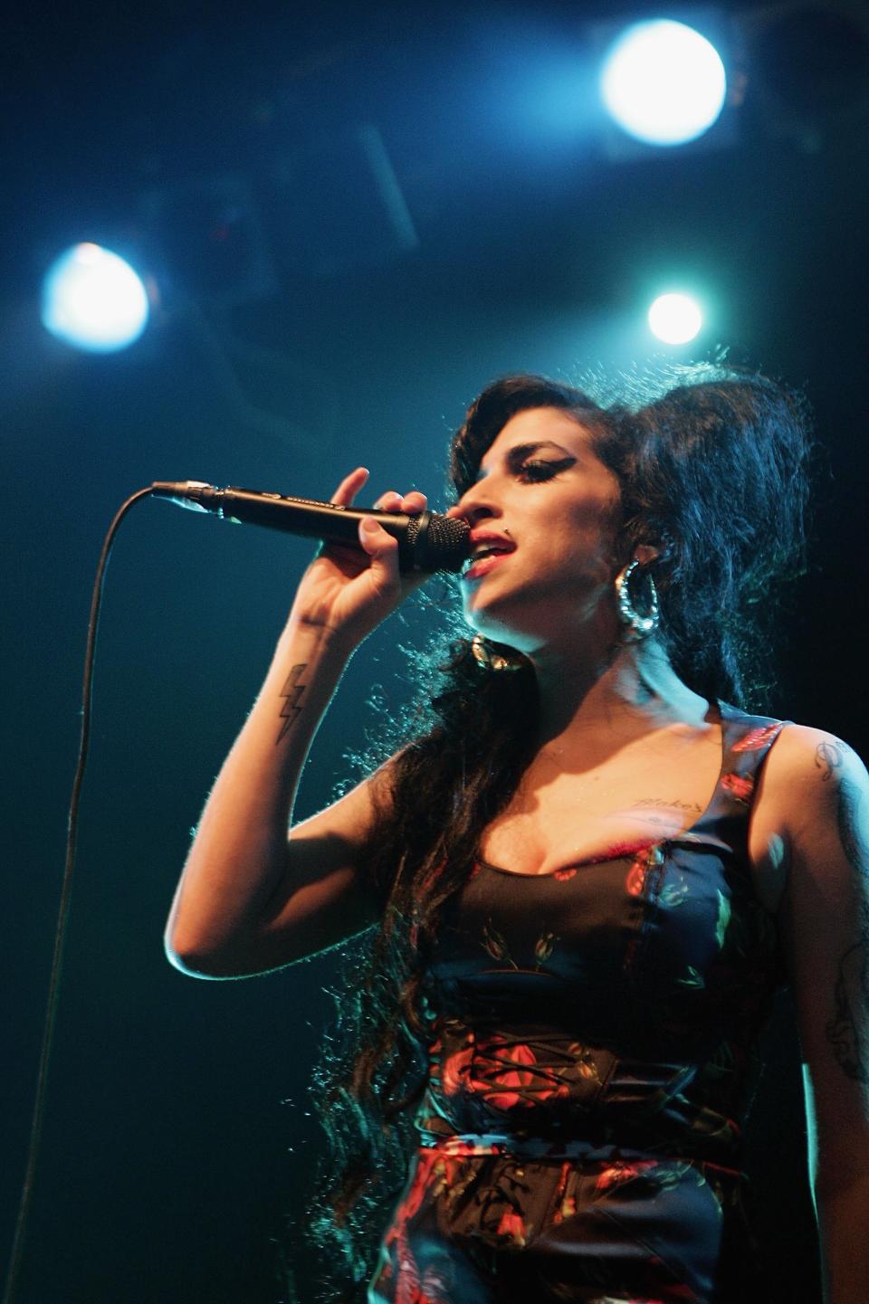 LONDON - NOVEMBER 14: Singer Amy Winehouse performs live on stage at Koko in Camden Town on November 14, 2006 in London. England. (Photo by Simone Joyner/Getty Images)