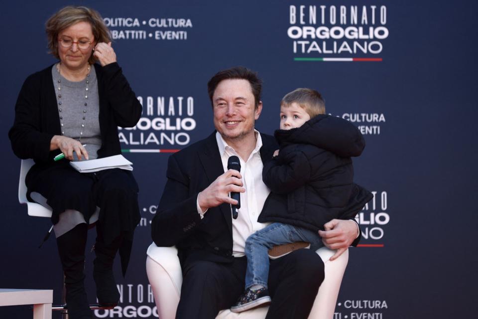 2023年12月16日，馬斯克帶著自己11個孩子裡的其中一個參加義大利執政黨辦的政治活動。路透社