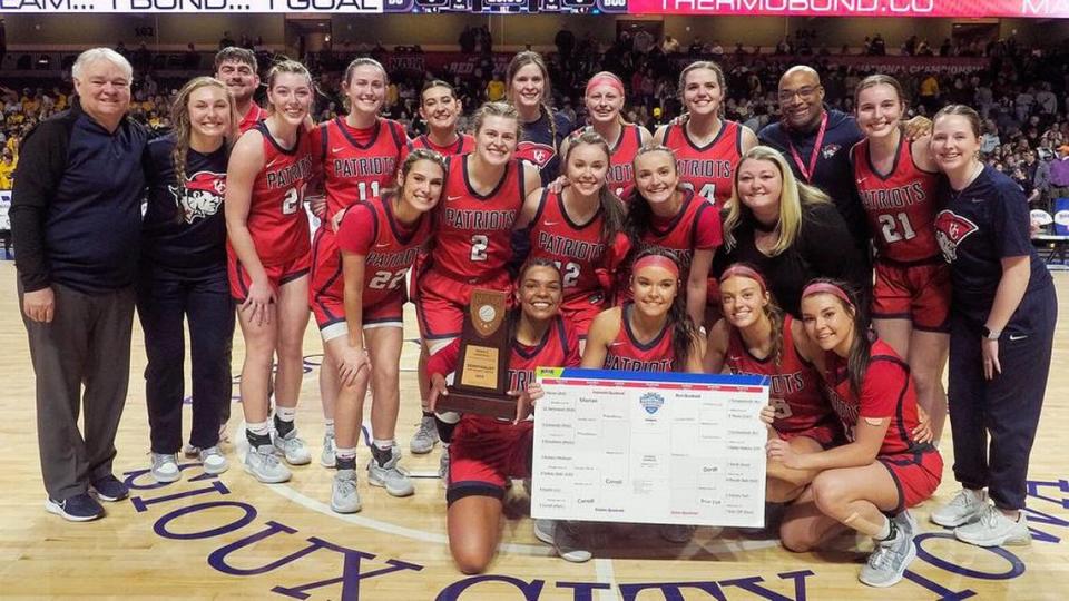 The Cumberlands women’s basketball team celebrates its victory against Campbellsville in the NAIA Tournament’s Elite Eight on Saturday in Sioux City, Iowa.