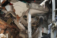 <p>El cuerpo de una mujer se encuentra entre los escombros de un edificio que colapsó tras un sismo en la Ciudad de México el martes 19 de septiembre de 2017. (AP Foto/Marco Ugarte) </p>