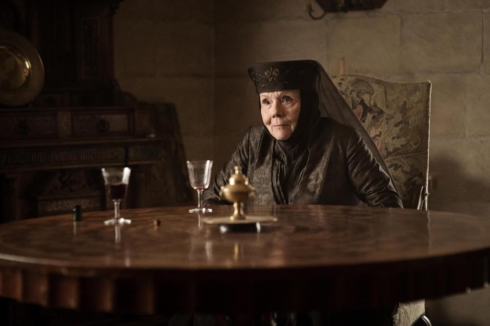 <p><span>Die siebte Staffel von ‘Game of Thrones’ war eine der brutalsten. In den großen Schlachten kamen zahlreiche Figuren um, darunter auch Lady Olenna Tyrell (Diana Rigg) in der dritten Folge. Jaime verabreicht ihr Gift, um sich ihrer zu entledigen, doch Olenna verschwindet nicht einfach so von der Bildfläche: Nach dem sie das Gift getrunken hat, gesteht sie Jaime, dass sie diejenige war, die Joffrey vergiftete. (Foto:ddp)</span> </p>