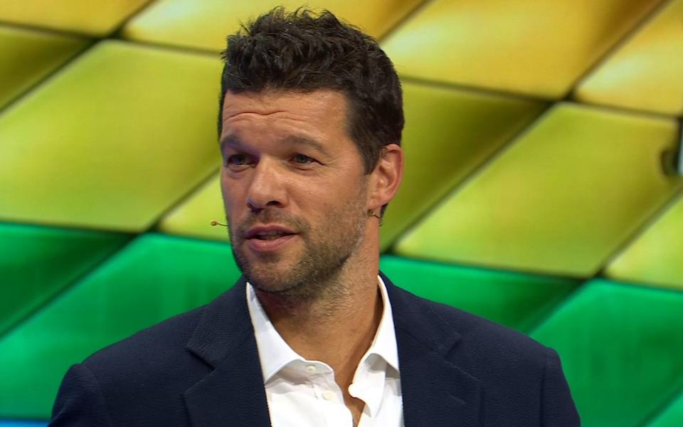 MagentaTV-Experte Michael Ballack hat eine klare Meinung zum Regenbogen-Verbot. (Bild: MagentaTV)