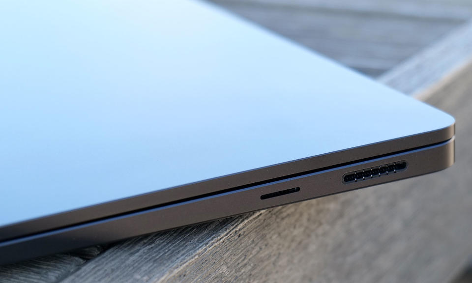 O lado direito do Surface Laptop 7 possui a porta magnética Surface Connect da Microsoft e um leitor de cartão microSD. 