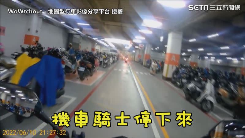 機車騎士看見有小朋友，提早煞車讓過。（圖／WoWtchout - 地圖型行車影像分享平台 授權）