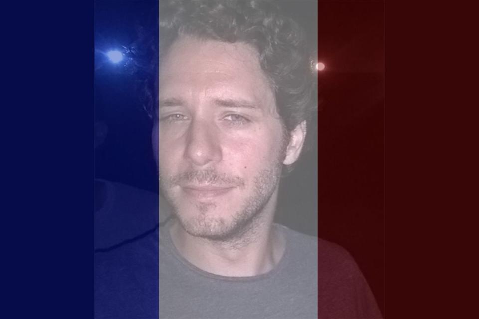 Christophe Lellouche, 33 ans, a été tué au Bataclan. Créateur de sites internet, supporter de l’OM, guitariste et compositeur dans un groupe, fan de musique, il était également connu sur le net sous le pseudo de “Moké”.