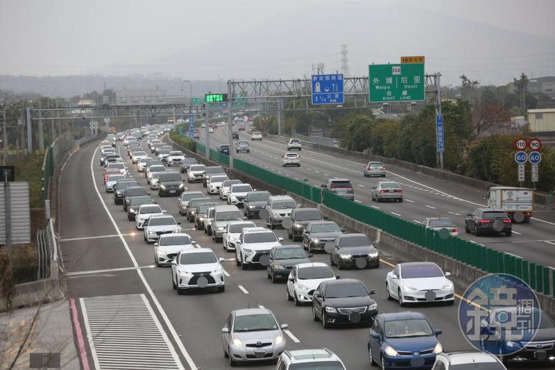 清明連假第2天全台各地多雲時晴；高公局也預估7大壅塞路段。（塞車示意圖，本刊資料照）