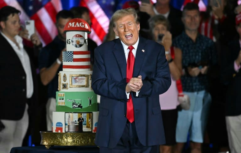 El exmandatario estadounidense y candidato presidencial republicano Donald Trump gesticula junto a su tarta de cumpleaños, durante un mitin de campaña en el que celebra sus 78 años en West Palm Beach, Florida, el 14 de junio de 2024 (Jim WATSON)