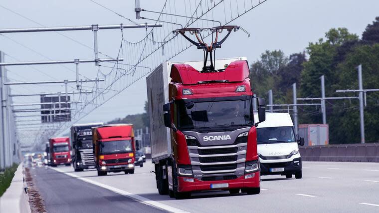 Elektrifiziert: Der Lkw-Bauer Scania und Siemens wollen das Prinzip Oberleitung von der Schiene auf die Straße übertragen. Das System ist teuer – könnte sich langfristig aber rechnen. Foto: dpa