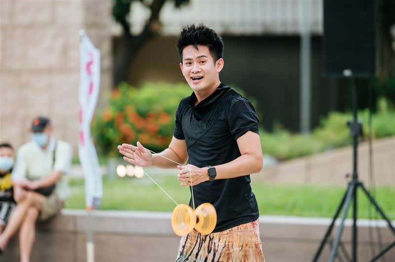 你一定看過他！台灣溜溜球達人楊元慶，在全國各地表演，甚至參與世界大賽奪冠。（圖／翻攝自楊元慶臉書粉專）