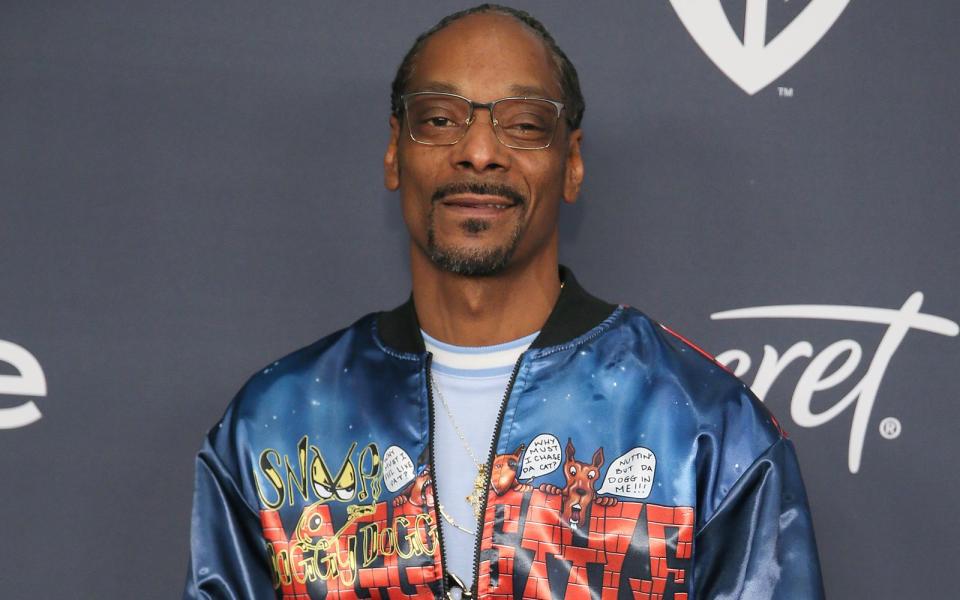 Snoop Doggy Dogg, Snoop Dogg, Snoop Lion, Snoopzilla. Calvin Cordozar Broadus Jr. veröffentlichte schon unter vielen Künstlernamen Musik, der "Snoop" war aber immer da. Warum? Den Spitznamen bekam er einst von seiner Mutter, weil er als Kind großer Fan von Snoopy und den "Peanuts" war. (Bild: Jemal Countess/FilmMagic/Getty Images)