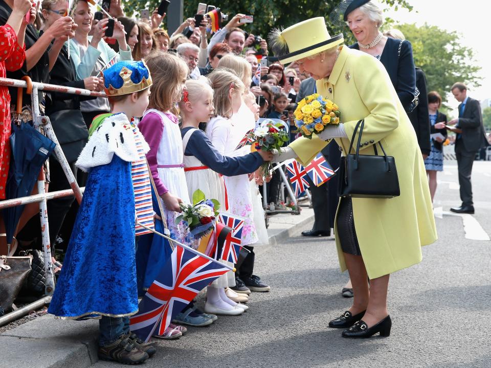 Queen Elizabeth meeting German children