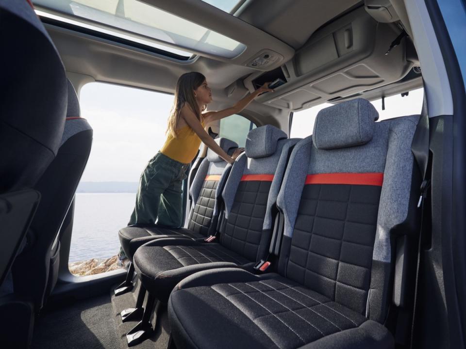 中央同樣維持三個獨立座椅的設定，而且車內有著多種空間可以使用。