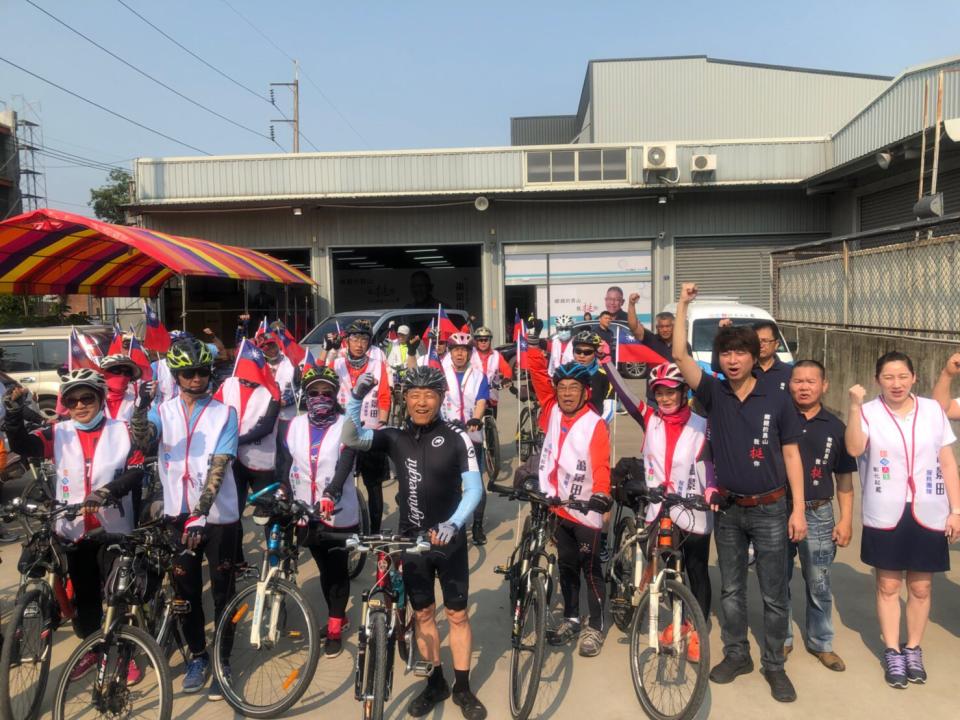 蕭景田從競選總部騎單車出發，聲勢浩大。   圖：蕭景田競選總部/提供