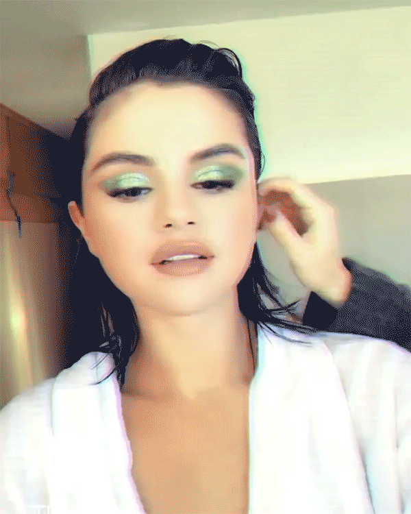 Selena Gomez tried out a frosted green eyeshadow color on Instagram yesterday, giving a preview of a throwback trend that’s about to be everywhere.