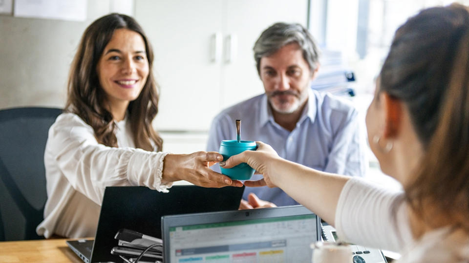 Trabajadores comparten un mate